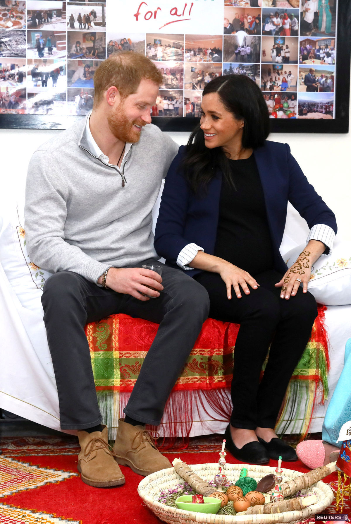 Princ Harry a Meghan - manžel ju objíma okolo...