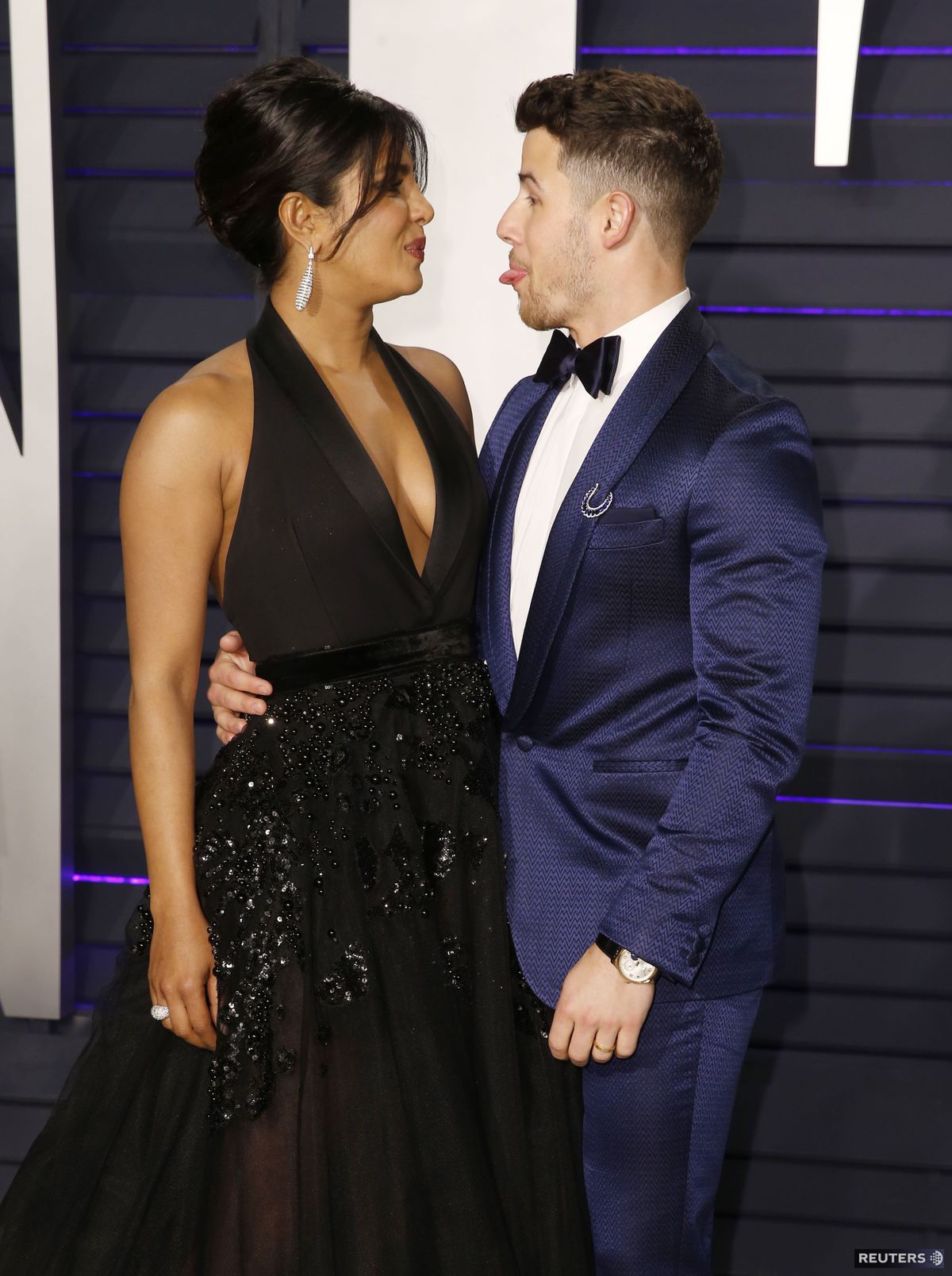 Priyanka Chopra a Nick Jonas prichádzajú na...