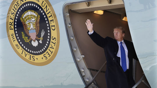 Trump odletel do Vietnamu na summit s Kimom