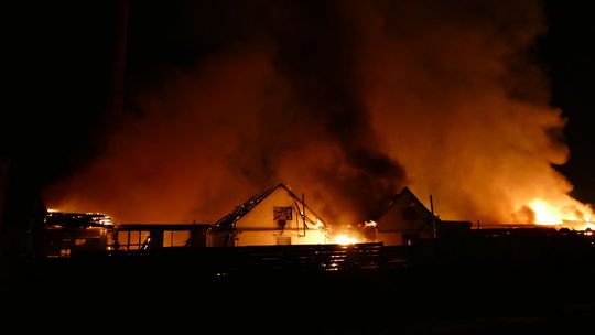Hasiči zasahujú pri rozsiahlom požiari výrobnej haly v Horovciach
