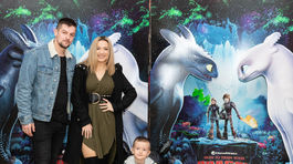 Speváčka Dominika Mirgová vzala na premiéru Ako si vycvičiť draka 3 celú rodinu.