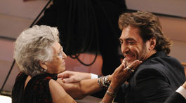 Herec Javier Bardem a jeho mama Pilar po tom, čo herec získal Oscara v roku 2008.