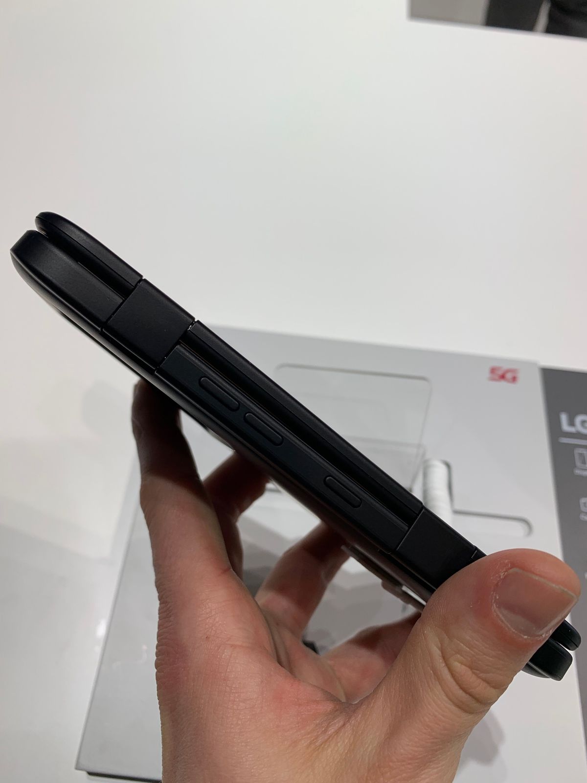 LG V50 ThinQ je s druhým displejom hrubý aj ťažký.