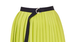 Plisovaná sukňa v trendovej limetovej farbe v dĺžke midi. Predáva Topshop za 60 eur. 