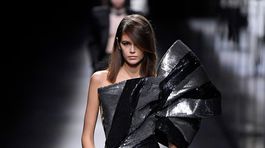 Crawfordovej dcéra s nohami ako špáradlá! Čo keby ju v Paríži nakŕmili?