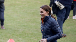 Vojvodkyňa Kate si v Belfaste zahrala aj futbal s mladými talentovanými futbalistkami. 