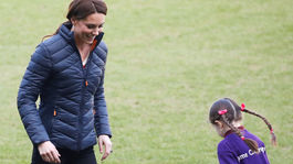 Vojvodkyňa Kate si v Belfaste zahrala aj futbal s mladými talentovanými futbalistkami. 
