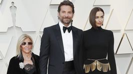 Herec a režisér Bradley Cooper priviedol na Oscary partnerku Irinu Shaykovú, ale aj mamu Gloriu Campanovú.