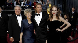 Herec Brad Pitt v roku 2012 ešte s exmanželkou Angelinou Jolie a tiež rodičmi Jane a Williamom Pittovcami na 84. ročníku Oscarov. 