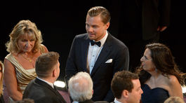 Herec Leonardo DiCaprio (v strede) a jeho mama stojaca pri ňom vpravi. Na Oscarovom ceremoniáli v roku 2014.