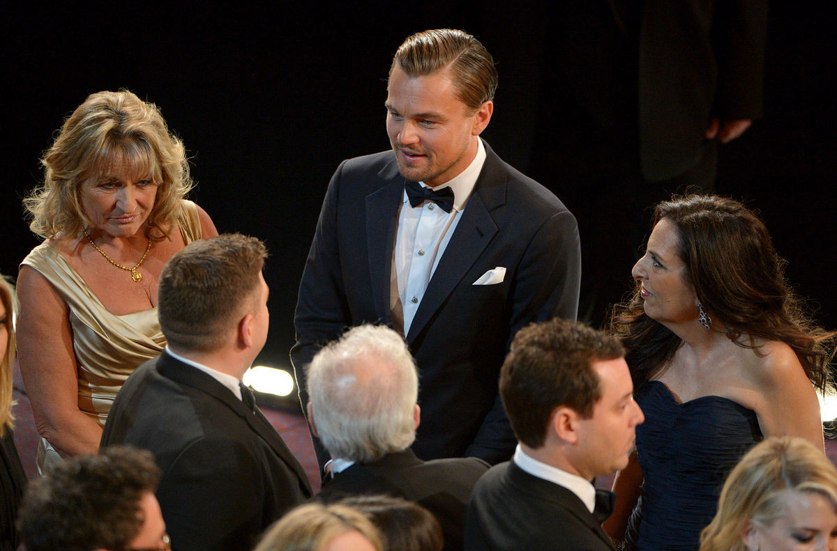 Herec Leonardo DiCaprio (v strede) a jeho mama...