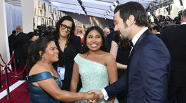 Herečka Yalitza Aparicio (v strede) zoznamuje svoju mamu Margaritu Martinez Merino s kolegom Diegom Luna.