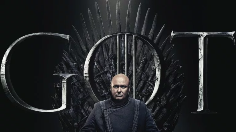 Varys (Conleth Hill) v 8. sérii Hry o tróny.