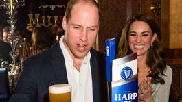Načapovať pivo od princa či vojvodkyne? V Belfaste si to v rámci svojho programu vyskúšal slávny manželský pár - princ William a jeho manželka Catherine. 