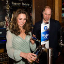 Načapovať pivo od princa či vojvodkyne? V Belfaste si to v rámci svojho programu vyskúšal slávny manželský pár - princ William a jeho manželka Catherine. 