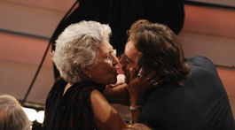 Španielsky herec Javier Bardem bozkáva mamu Pilar po tom, čo v roku 2008 získal Oscara vo vedľajšej mužskej úlohe.