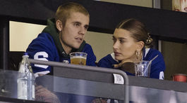 Spevák Justin Bieber a jeho manželka Hailey Baldwin počas hokejového zápasu v Toronte.