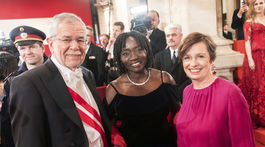 Alexander Van der Bellen, jeho manželka Doris Schmidauerová (vpravo) a Auma Obamová