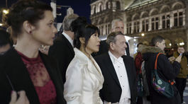 Bývalý rakúsky kancelár Gerhard Schröder a jeho manželka Kim So-yeon počas príchodu na tradičný Ples v opere vo Viedni.