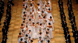 Debutanti tancujú na viedenskom bále v opere.