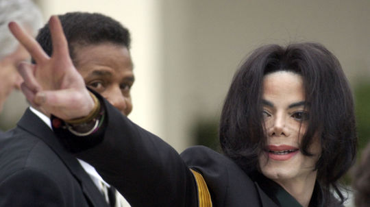 Spevák Michael Jackson (na archívnom zábere)...