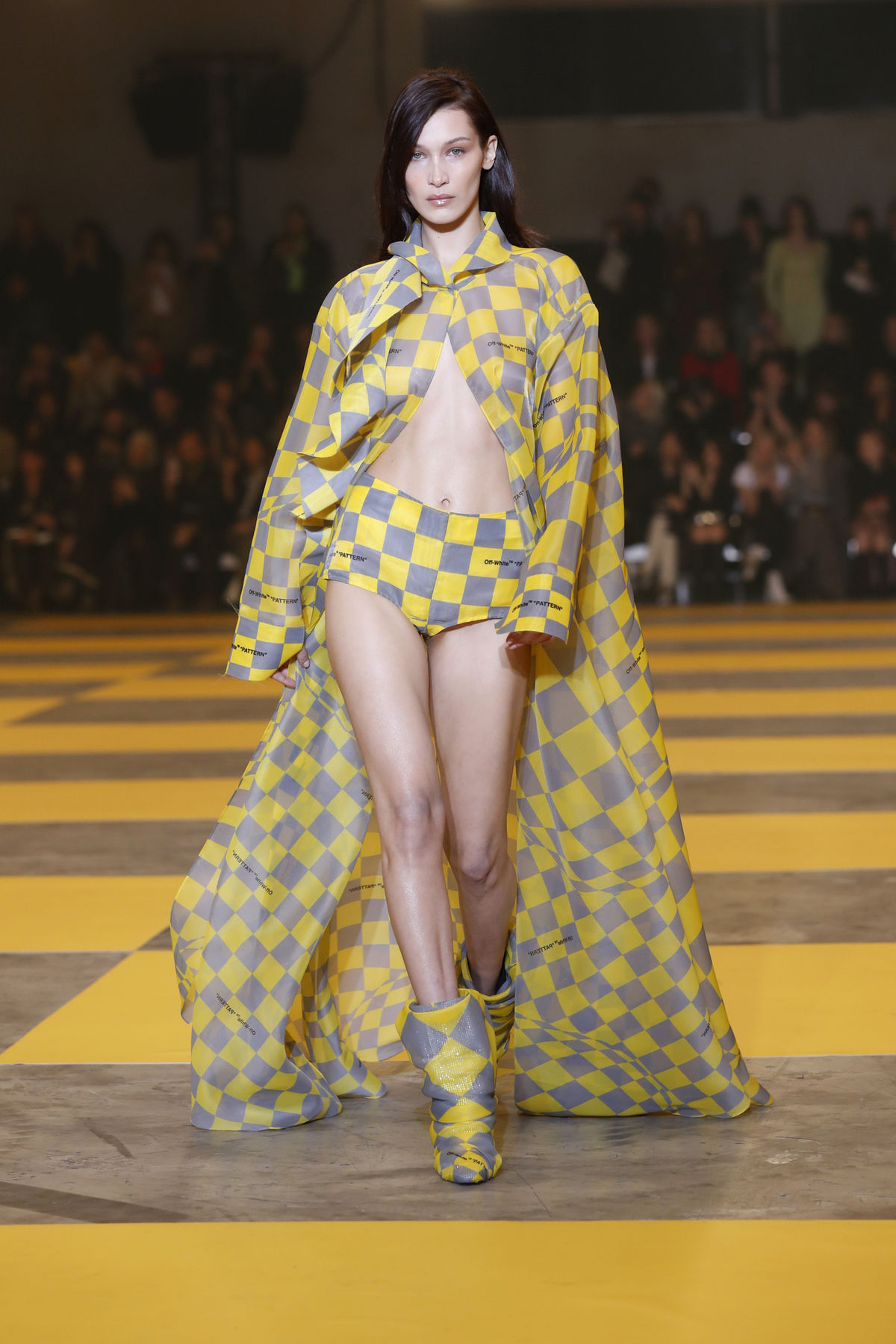 Modelka Bella Hadid počas prehliadky Off-White...