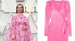 Nežný a romantický odtieň ružovej ako u herečky Maye Rudolphovej môžete vyskúšať napríklad so šatami značky Rotate Birget Christensen. Predáva ich Net-a-porter.com za 270 eur.