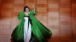 Operná speváčka Anna Netrebko zdraví hostí viedenského plesu v Štátnej opere.