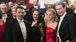Premiér Severného Macedónska Zoran Zaev (vľavo), jeho manželka Zorica Zaevová, Susanne Thierová, priateľka Sebiastiana Kurza a rakúsky kancelár Sebiastian Kurz počas príchodu na tradičný Ples v opere.