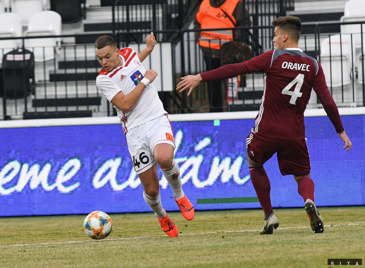 Milan Corryn z AS Trenčín a Matej Oravec z FK...