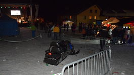 Skútrista, ktorý vletel do davu ľudí, skončil v cele