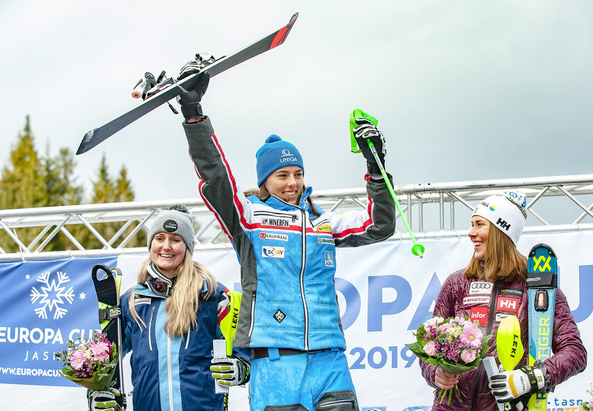 Petra Vlhová (v strede) na pódiu po víťazstve v...