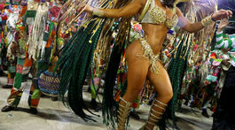 Kráľovná samby Flavia Lyra zo školy Imperatriz Leopoldinense na karnevale v Rio de Janeiro.