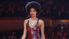 Modelka predvádza kreáciu značky Tommy Hilfiger z kolekcie jeseň/zima 2019-2020 na prehliadke v Paríži.