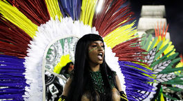 Tanečnica zo školy samby Imperatriz Leopoldinense počas karnevalového sprievodu v Rio de Janeiro 2019.