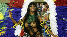 Tanečnica zo školy samby Imperatriz Leopoldinense počas karnevalového sprievodu v Rio de Janeiro 2019.