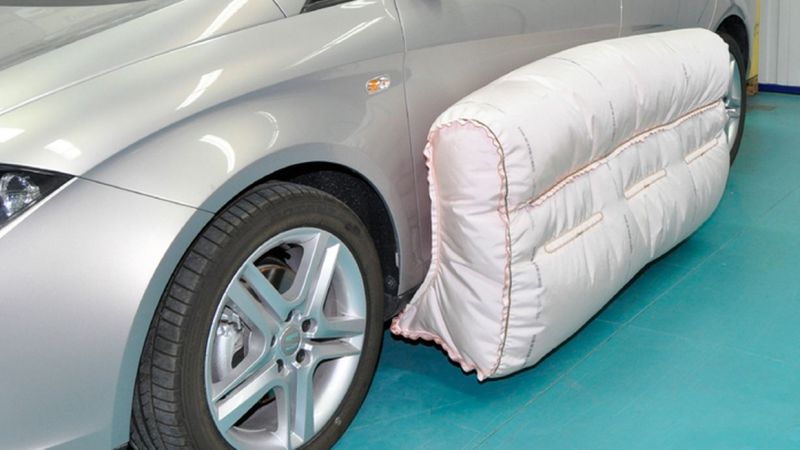 Vonkajší bočný airbag by sa mal nafúknuť ešte...