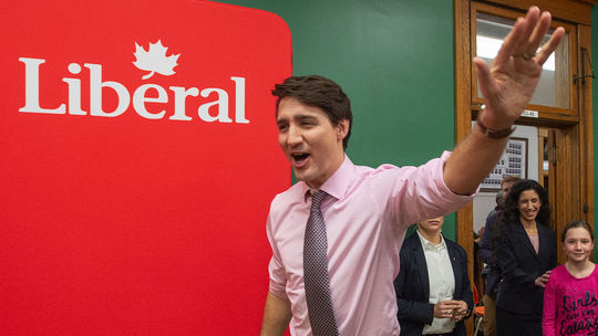 Kanadský premiér Trudeau neprípustne pomáhal stavebnej firme, tvrdí etický komisár