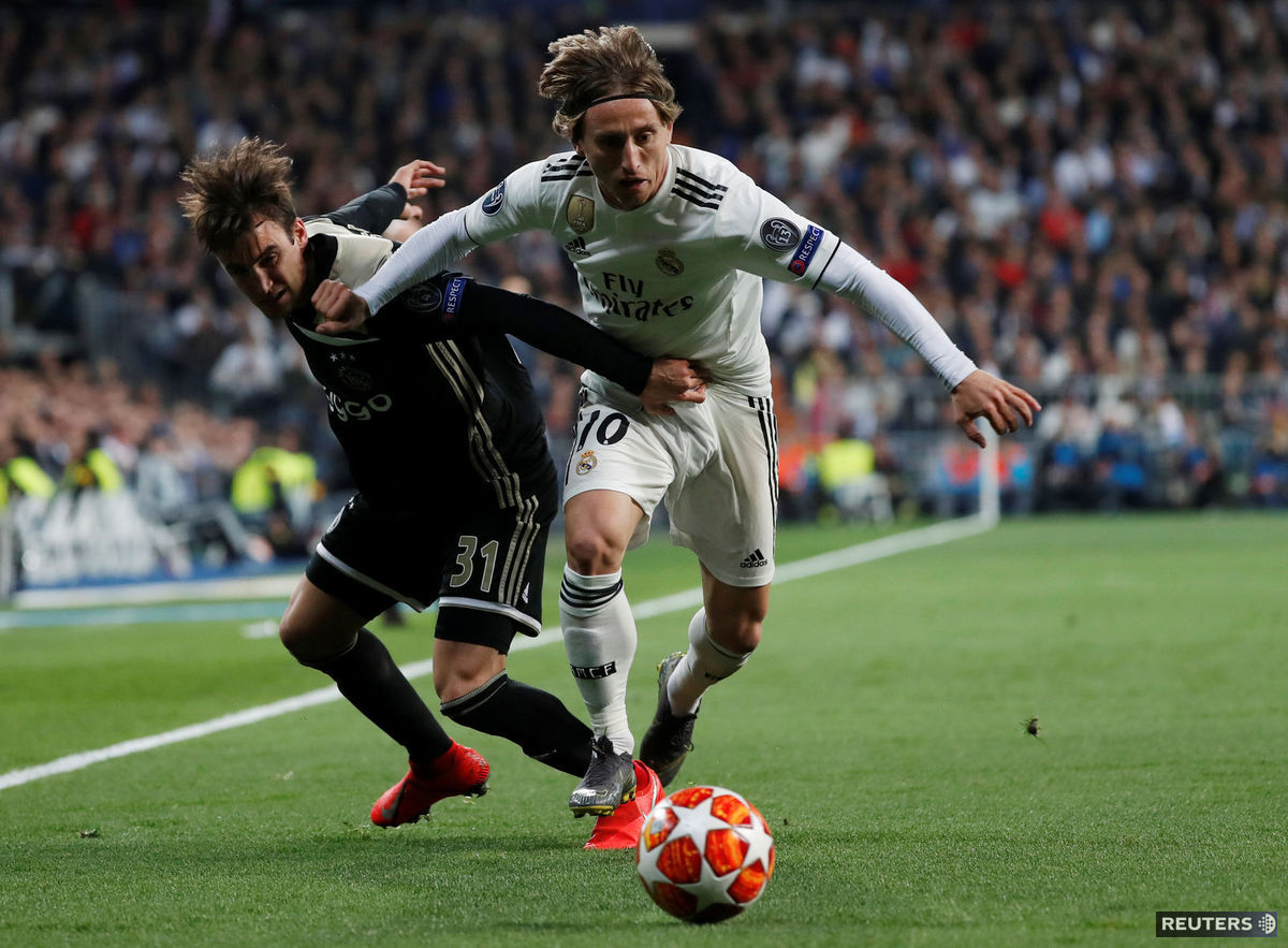 Luka Modrič z Realu Madrid (vpravo) v súboji o...
