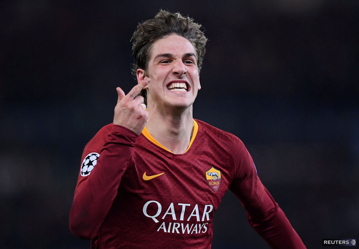 Nicolo Zaniolo z AS Rím oslavuje gól do siete...