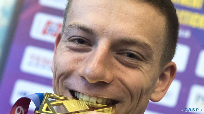 Ján Volko pózuje so zlatou medailou z behu na...