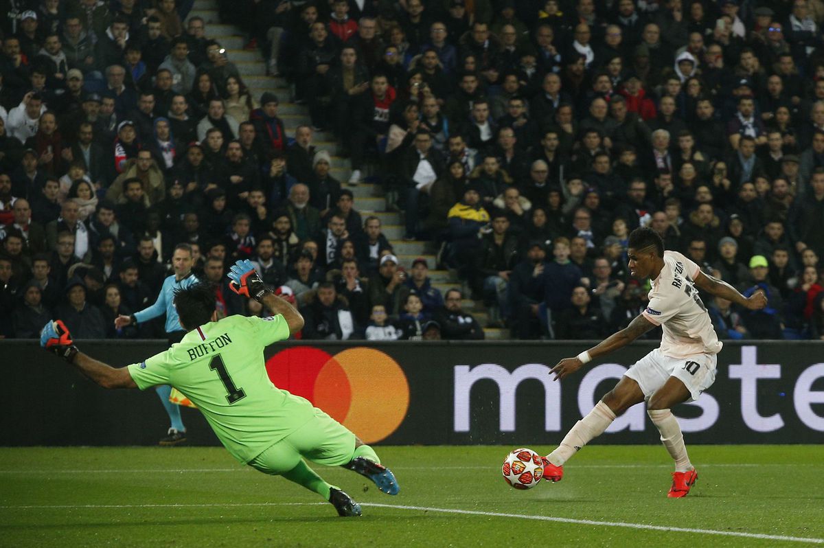 Marcus Rashford pred Gianluigi Buffonom.