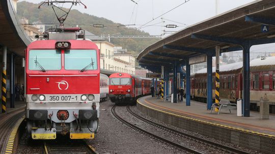 V Česku v okrese Chrudim sa vykoľajil vlak, prevádzka na trati je prerušená
