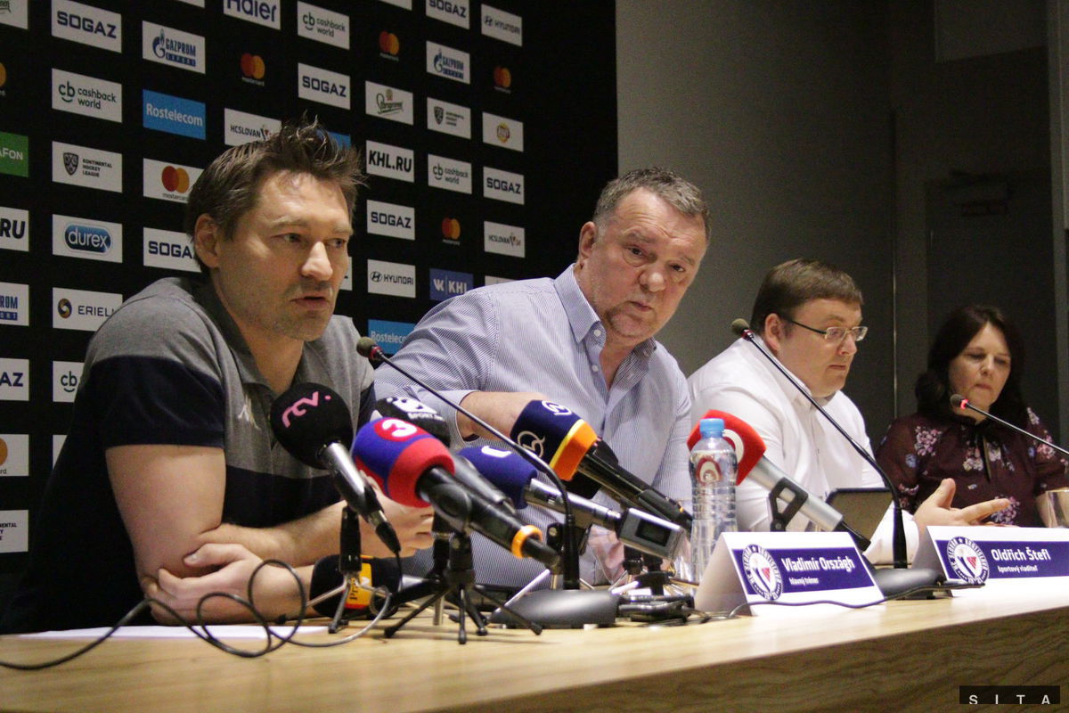 Zľava tréner HC Slovan Bratislava Vladimír...