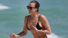 Super telo pokryté kvapkami vody! Irina Shayk zvádza v Miami, ale nie Coopera
