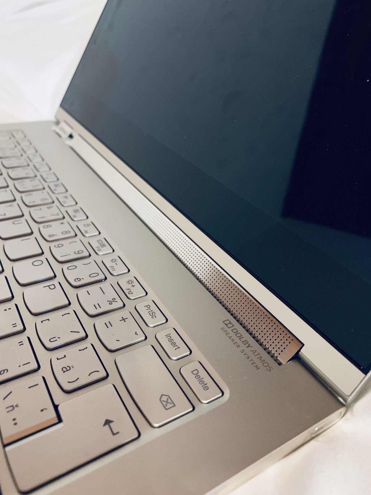 Reproduktory sú nenápadne ukryté v kĺbe.