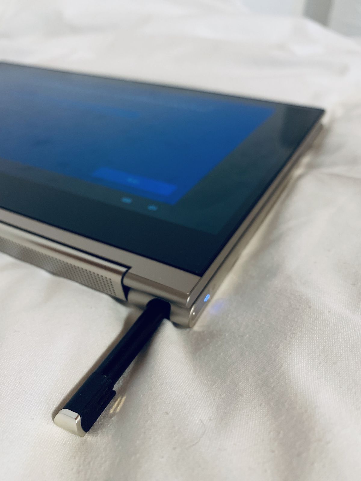 Stylus je ukrytý priamo v tele notebooku.