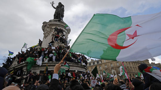 Alžírsko zažíva ďalšiu vlnu protestov, prezident Buteflika sa vrátil do krajiny