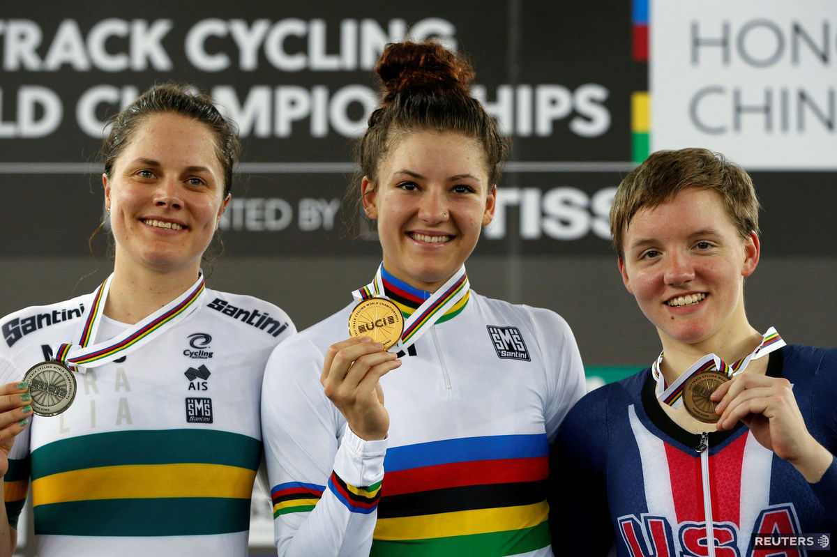 Kelly Catlinová (vpravo) s bronzovou medailou...