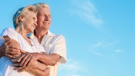 Penzisti a štát: vianočný príspevok 200 eur, viac aj na opatrovateľov